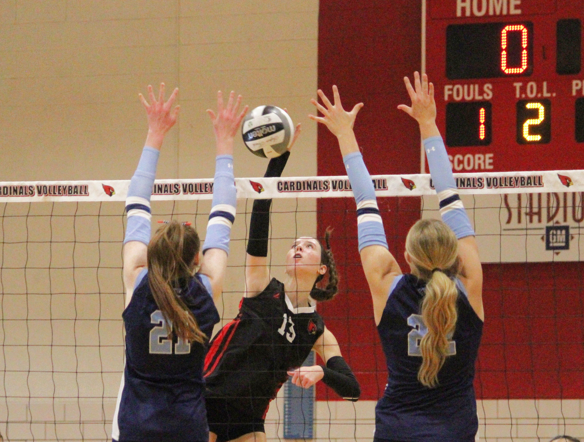Canfield stays unbeaten in AAC opener vs. Louisville